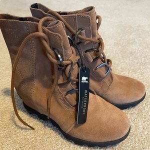 NWT Sorel Girls Joan of Arc Suede Camel Wedgie Booties Size 2